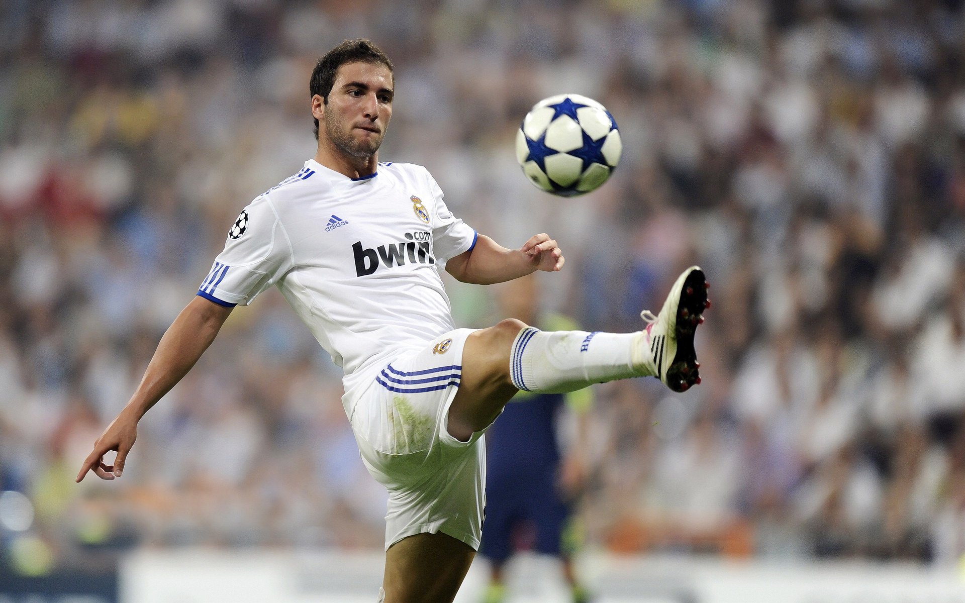 凯恩在MAD比赛中反败为胜，领先优势明显引发热议！再创辉煌时刻